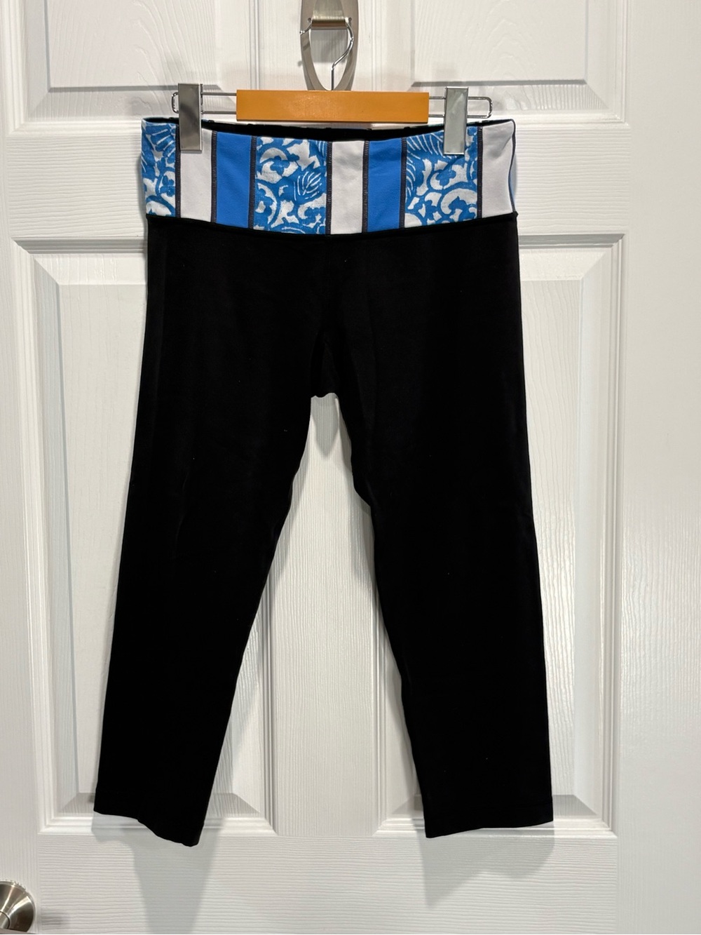 Lululemon Astro Wunder Under Crop Leggings, Black Blue Beachy Floral, Size 8